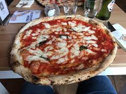Jantar pizza napolitana em Napoli